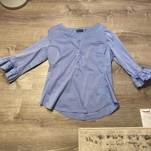 Ruffle accent top 💙
